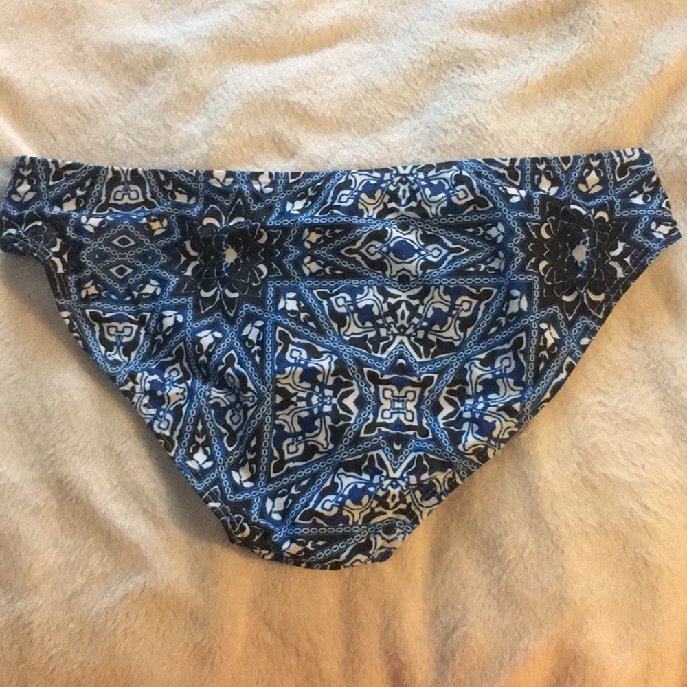Bikini - Picture 3 of 4